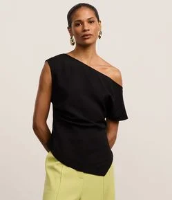 Blusa Alfaiatada com Decote Ombro Só