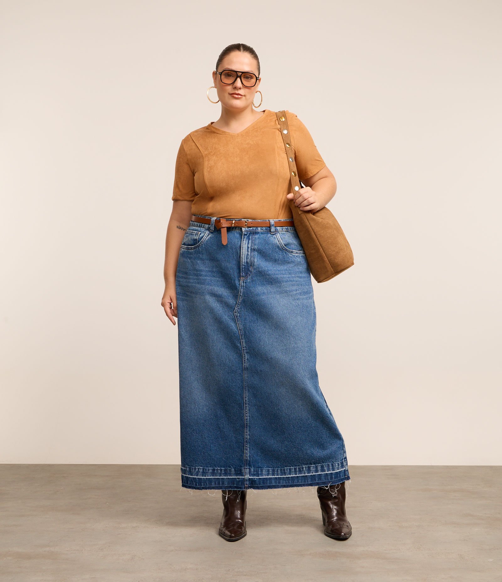 Blusa em Suede com Decote em V e Recortes Curve & Plus Size Caramelo 2