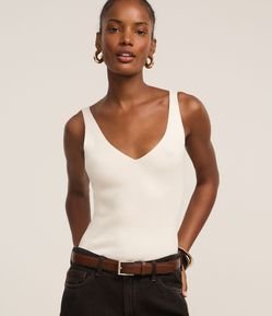 Blusa Canelada em Tricô com Decote V e Costas Decotadas