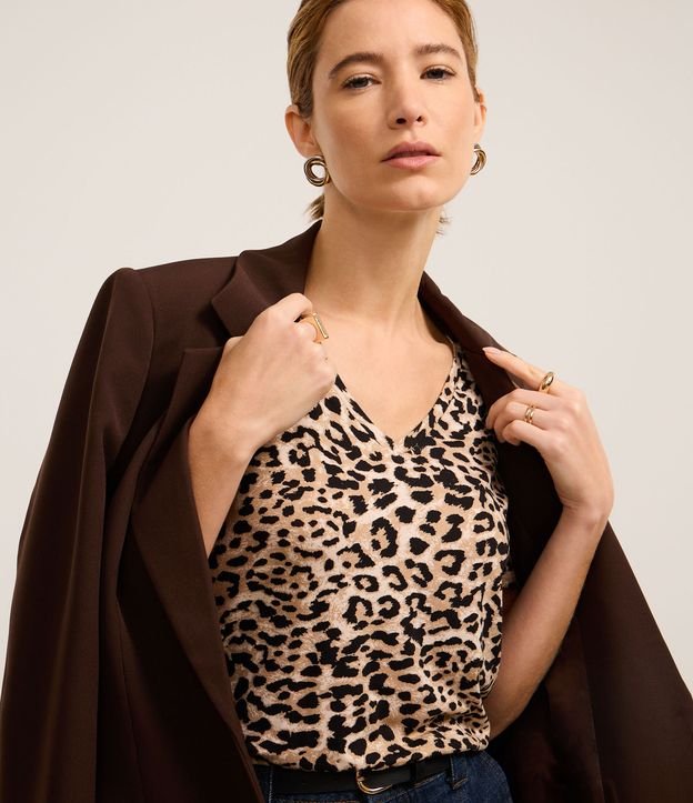 Blusa em Viscose com Decote V e Estampa Onça