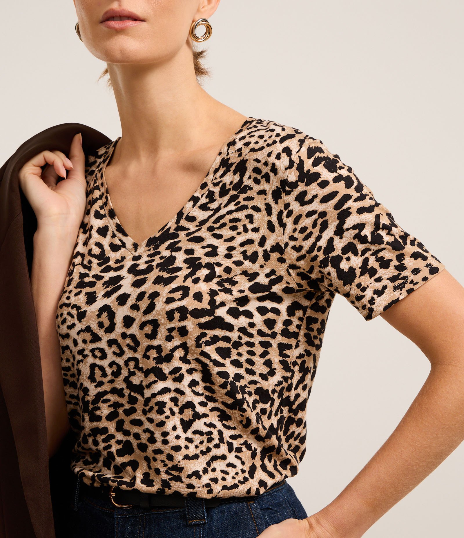 Blusa em Viscose com Decote V e Estampa Onça Marrom 4