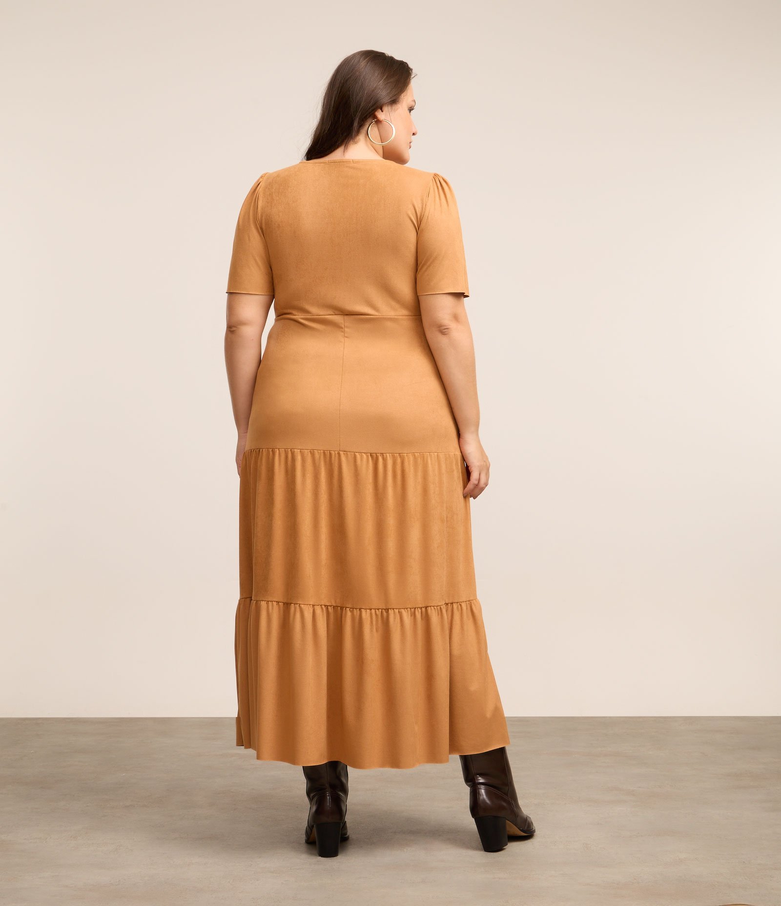 Vestido Longo Suede  Amarração e Babados Curve & Plus Size Marrom 2