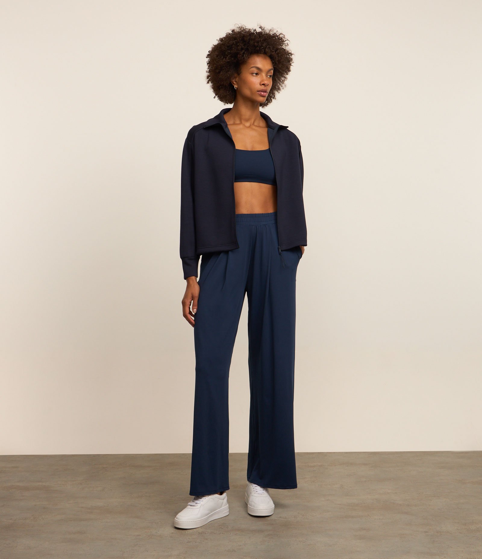 Calça Esportiva Wide Leg Alfaiataria em Microfibra com Bolsos Azul Marinho 1