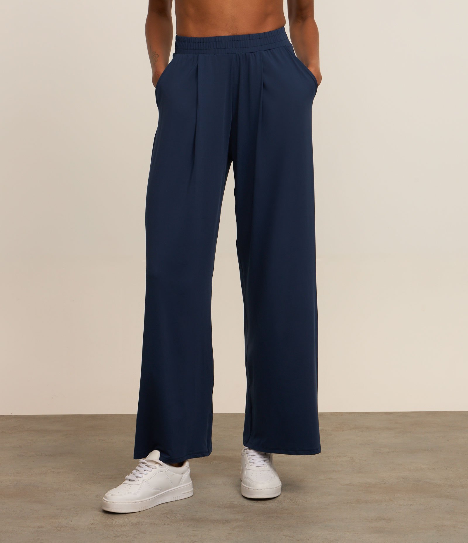 Calça Esportiva Wide Leg Alfaiataria em Microfibra com Bolsos Azul Marinho 2