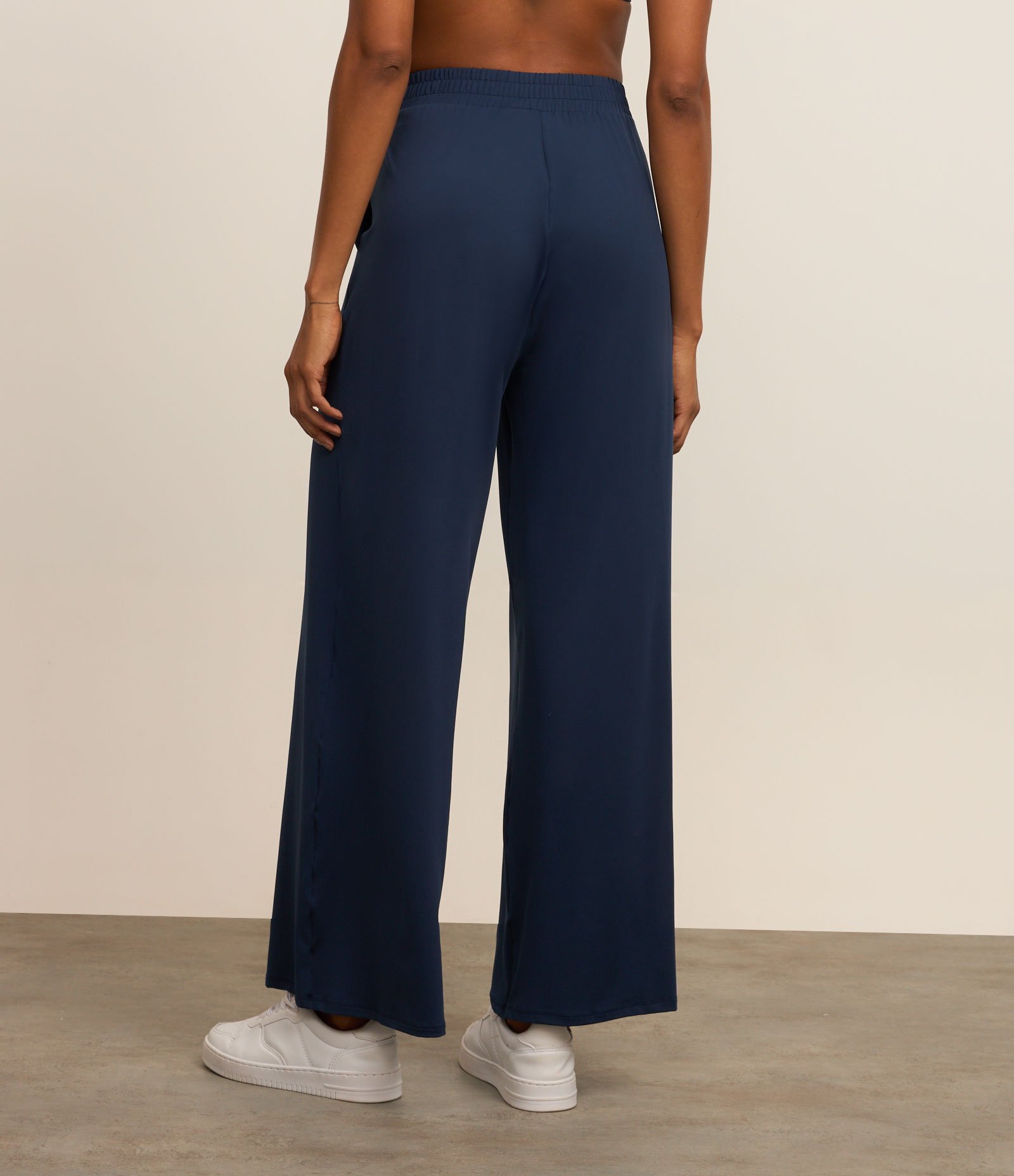 Calça Esportiva Wide Leg Alfaiataria em Microfibra com Bolsos Azul Marinho 3