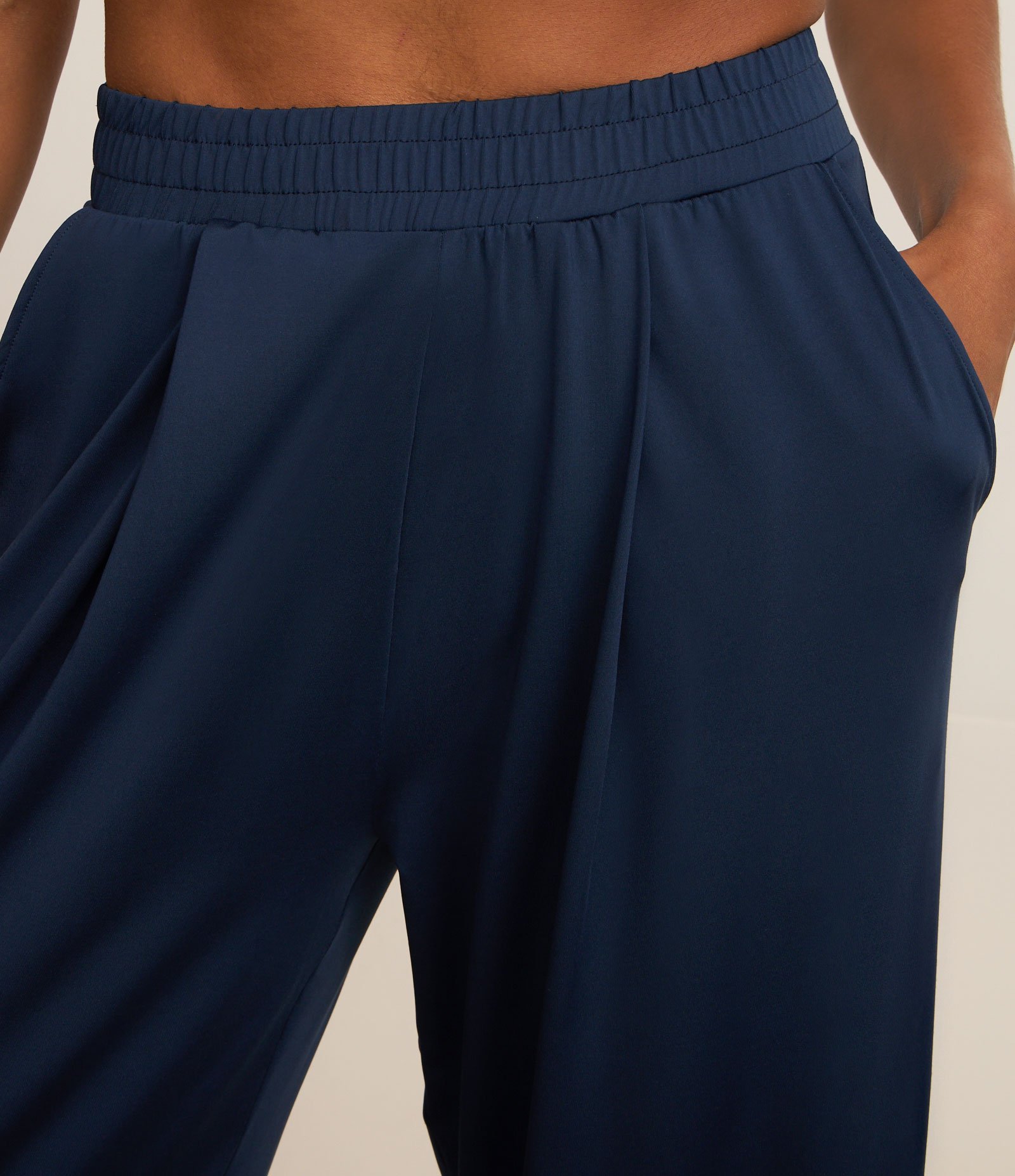 Calça Esportiva Wide Leg Alfaiataria em Microfibra com Bolsos Azul Marinho 4