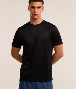 Camiseta Esportiva com Tecnologia Dry e Estampa Refletiva