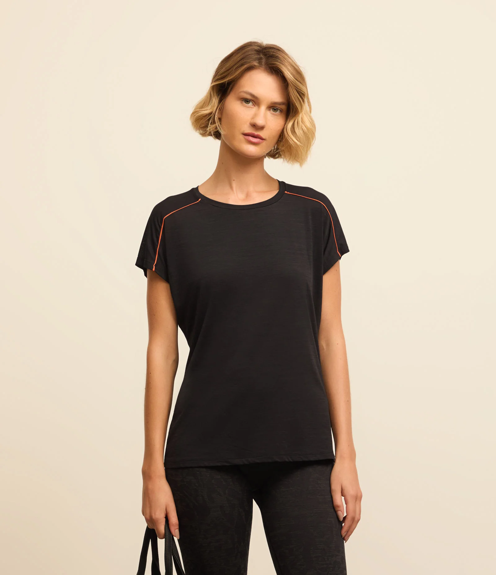 Camiseta Esportiva em Microfibra com Furos e Contraste Preto 1