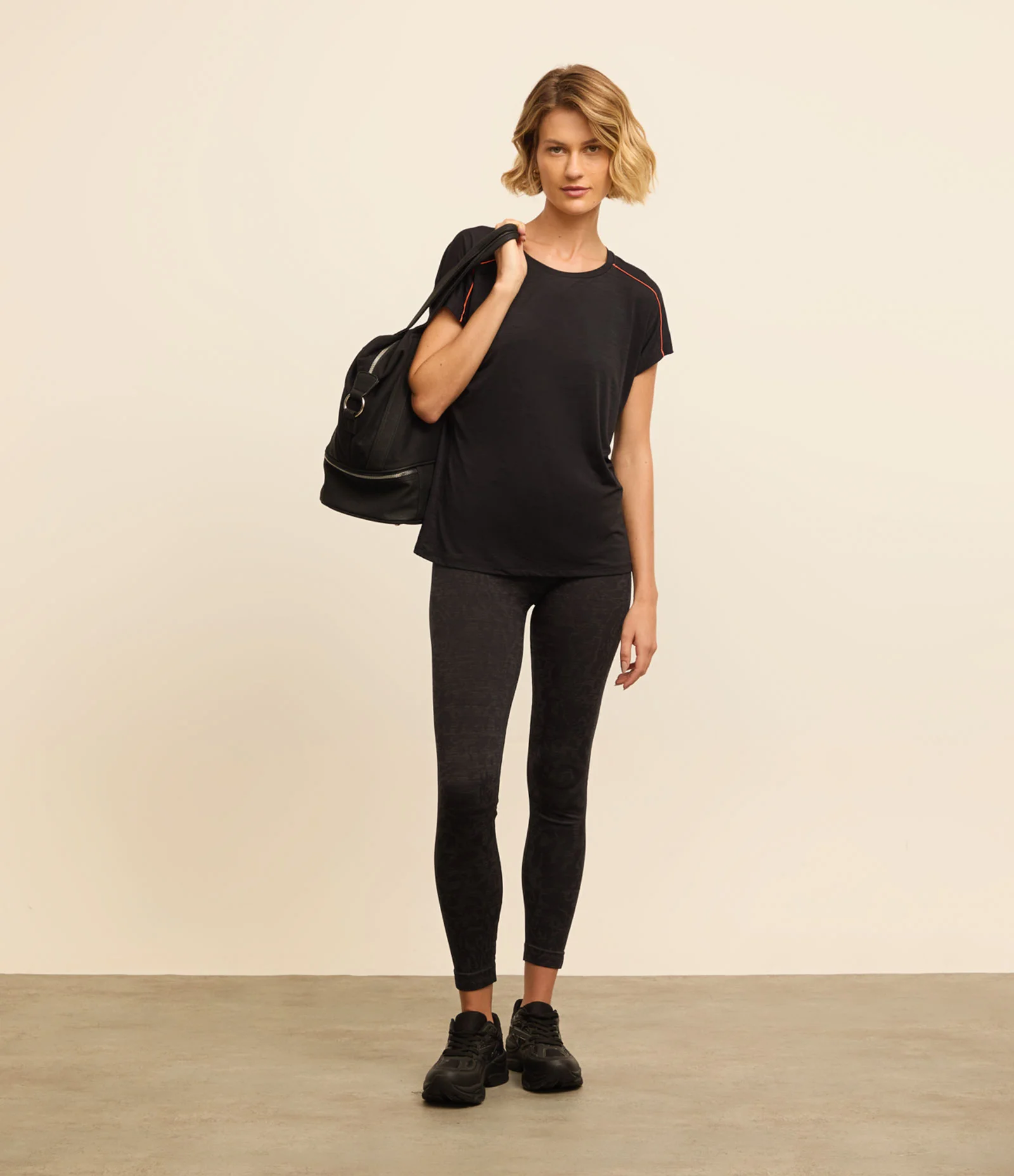 Camiseta Esportiva em Microfibra com Furos e Contraste Preto 2