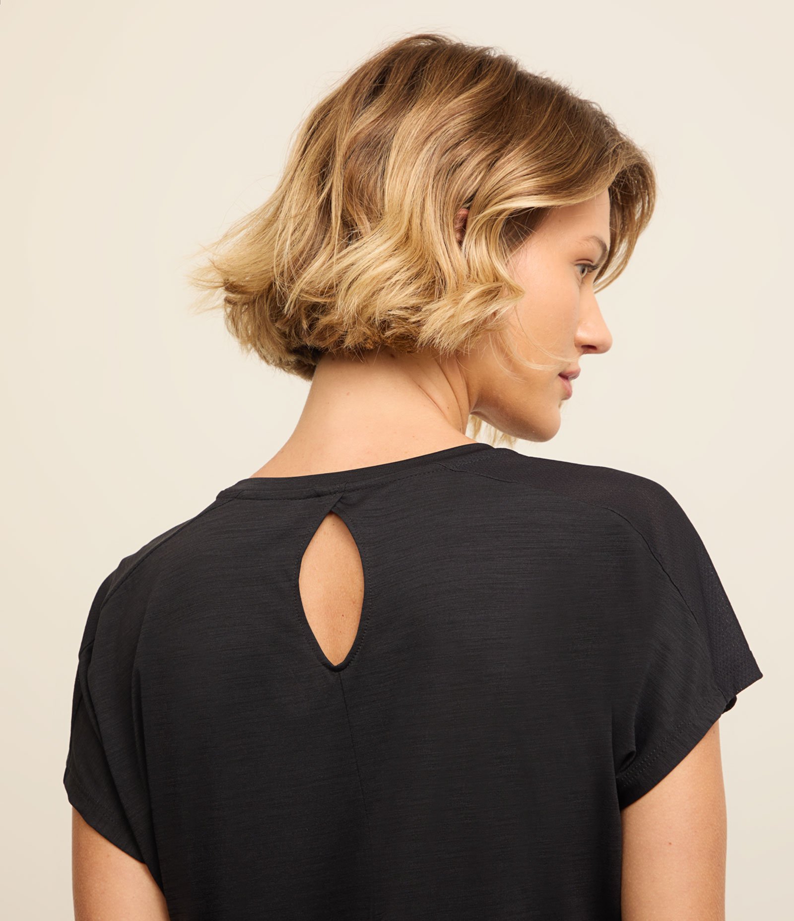 Camiseta Esportiva em Microfibra com Furos e Contraste Preto 3