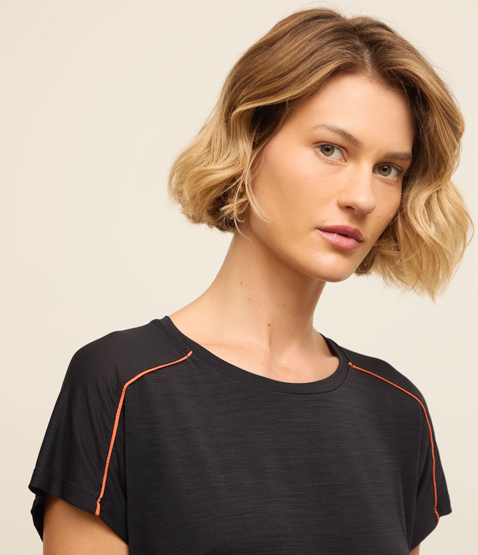 Camiseta Esportiva em Microfibra com Furos e Contraste Preto 4