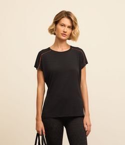 Camiseta Esportiva em Microfibra com Furos e Contraste