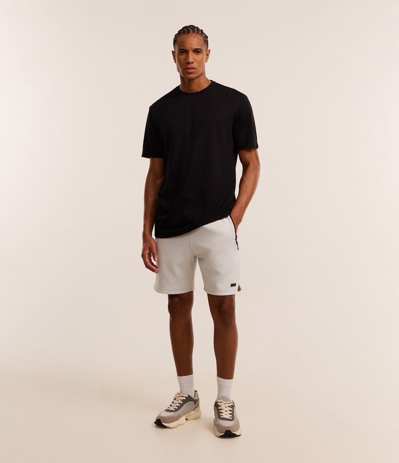 Bermuda Esportiva em Moletom Tecnológico com Cós Elástico e Zíper no Bolso Cinza Claro 1