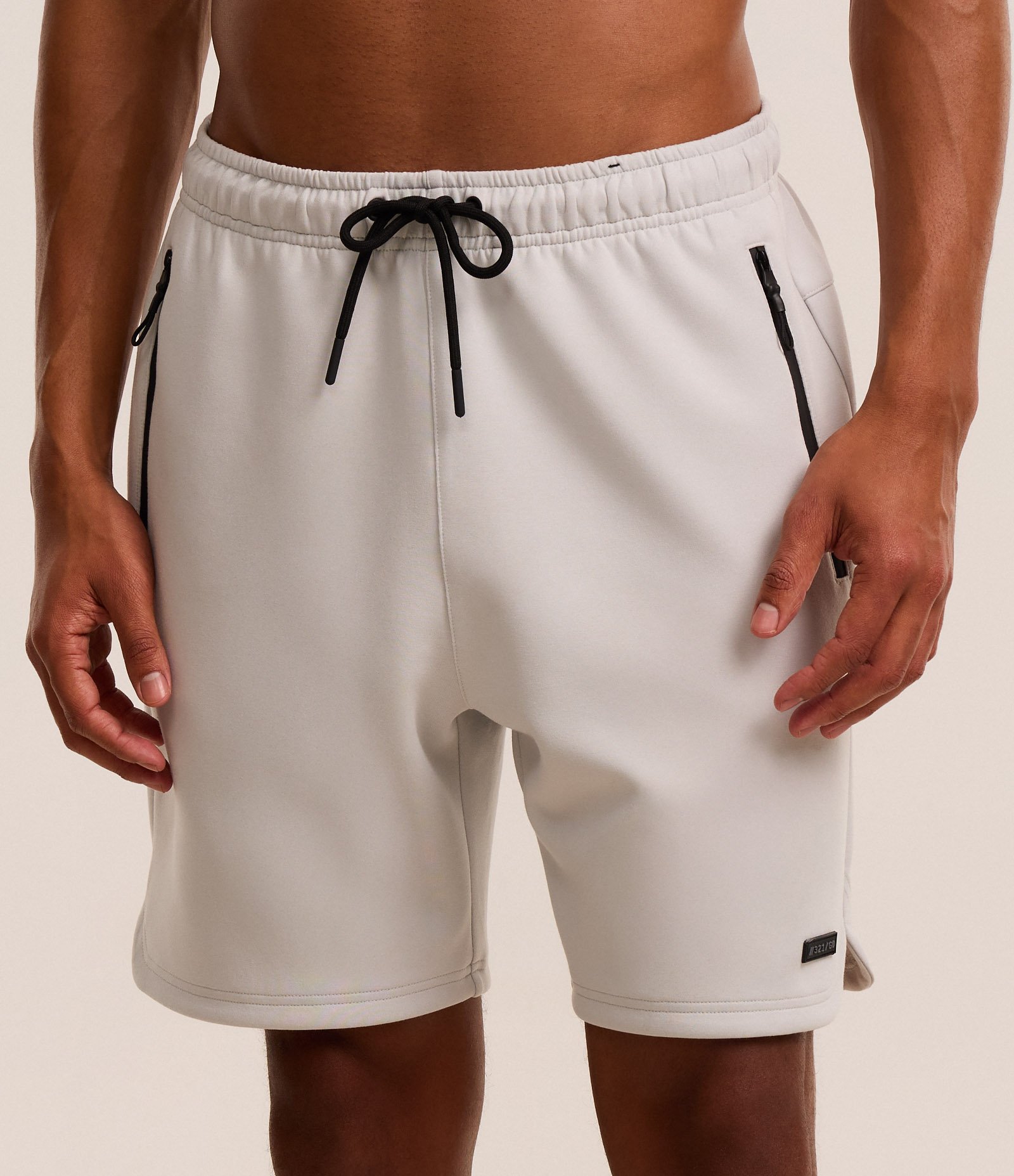 Bermuda Esportiva em Moletom Tecnológico com Cós Elástico e Zíper no Bolso Cinza Claro 2