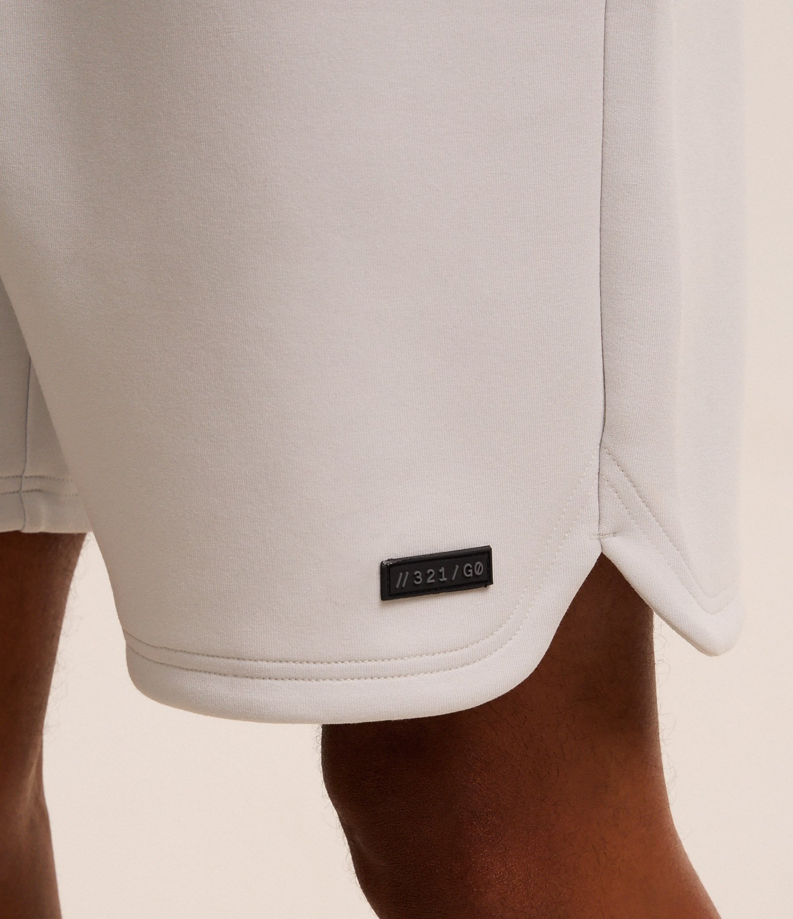 Bermuda Esportiva em Moletom Tecnológico com Cós Elástico e Zíper no Bolso Cinza Claro 3