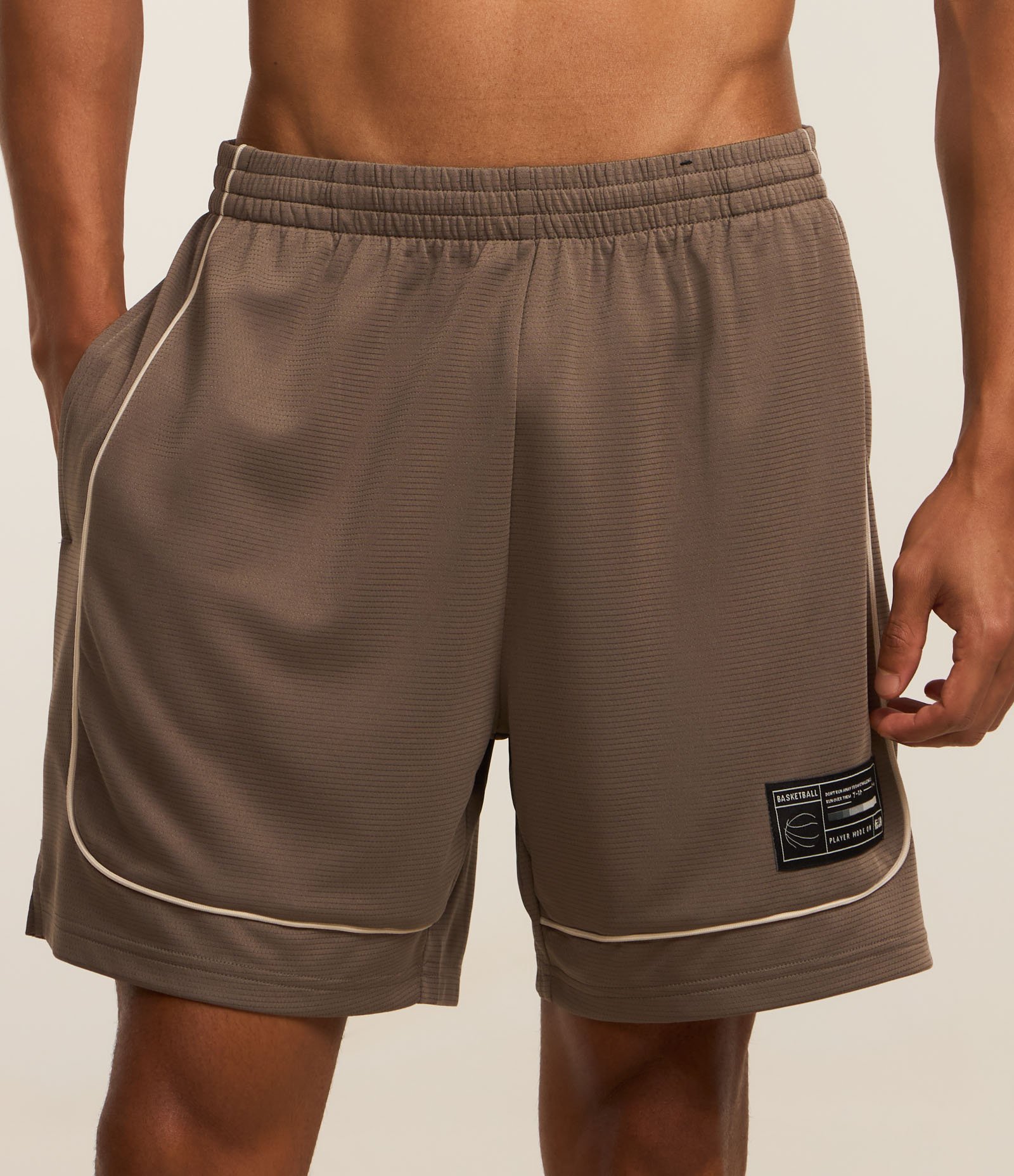 Bermuda Esportiva em Tecnologia Dry com Etiqueta Aplicada de Basquete Marrom 2