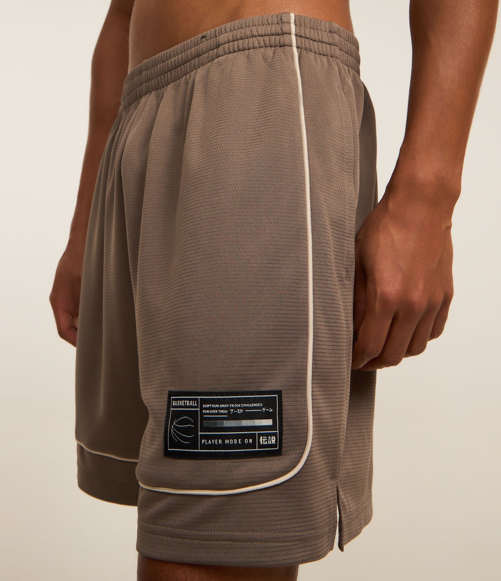 Bermuda Esportiva em Tecnologia Dry com Etiqueta Aplicada de Basquete Marrom 3