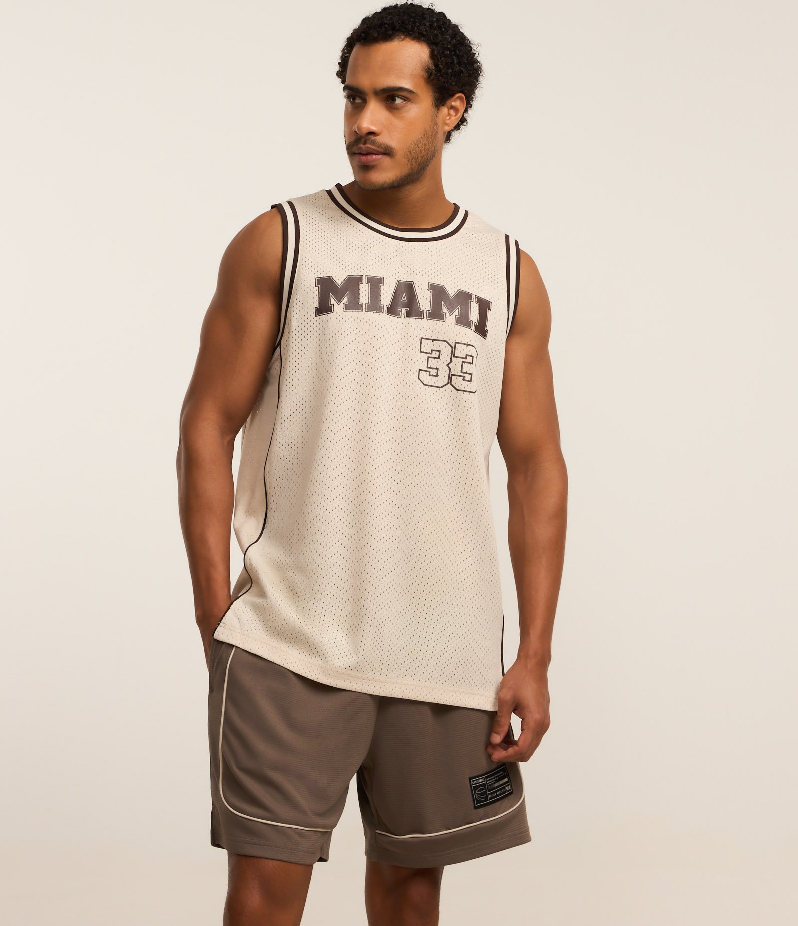 Bermuda Esportiva em Tecnologia Dry com Etiqueta Aplicada de Basquete Marrom 4