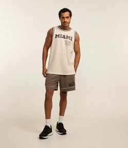 Bermuda Esportiva em Tecnologia Dry com Etiqueta Aplicada de Basquete