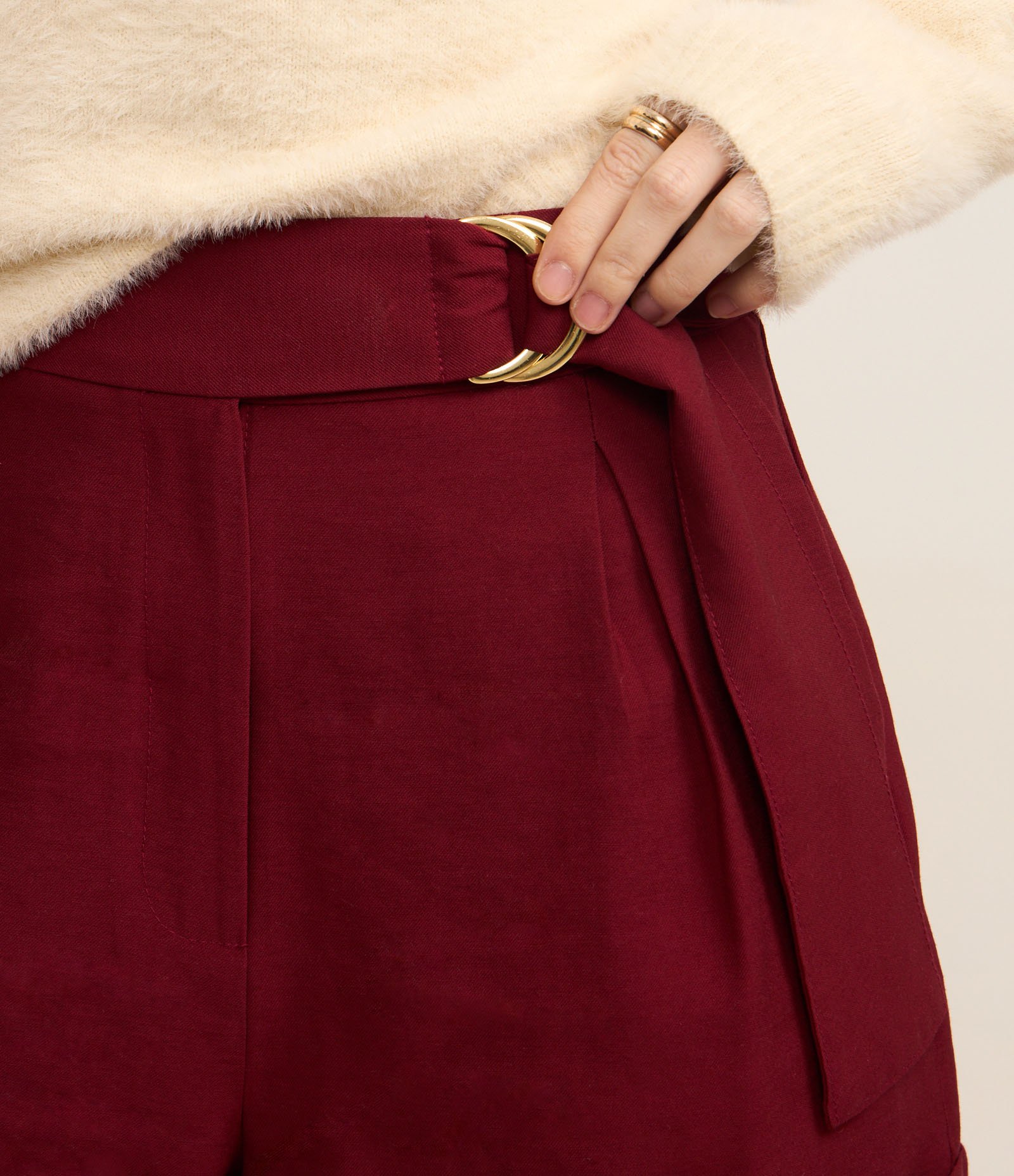 Short Alfaiatado Cintura Alta em Viscose Twill com Cinto Vermelho 4