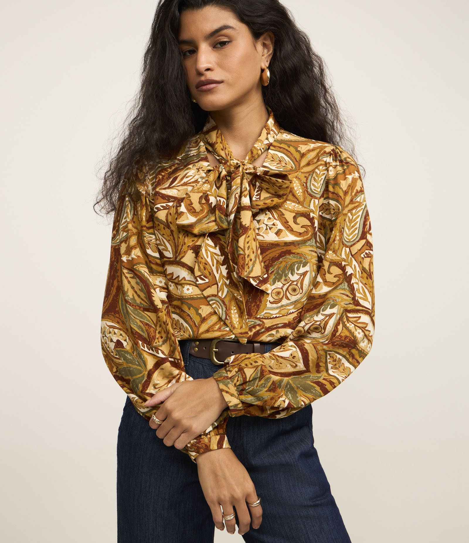 Blusa em Viscose com Gola Laço e Estampa Paisley Marrom 2