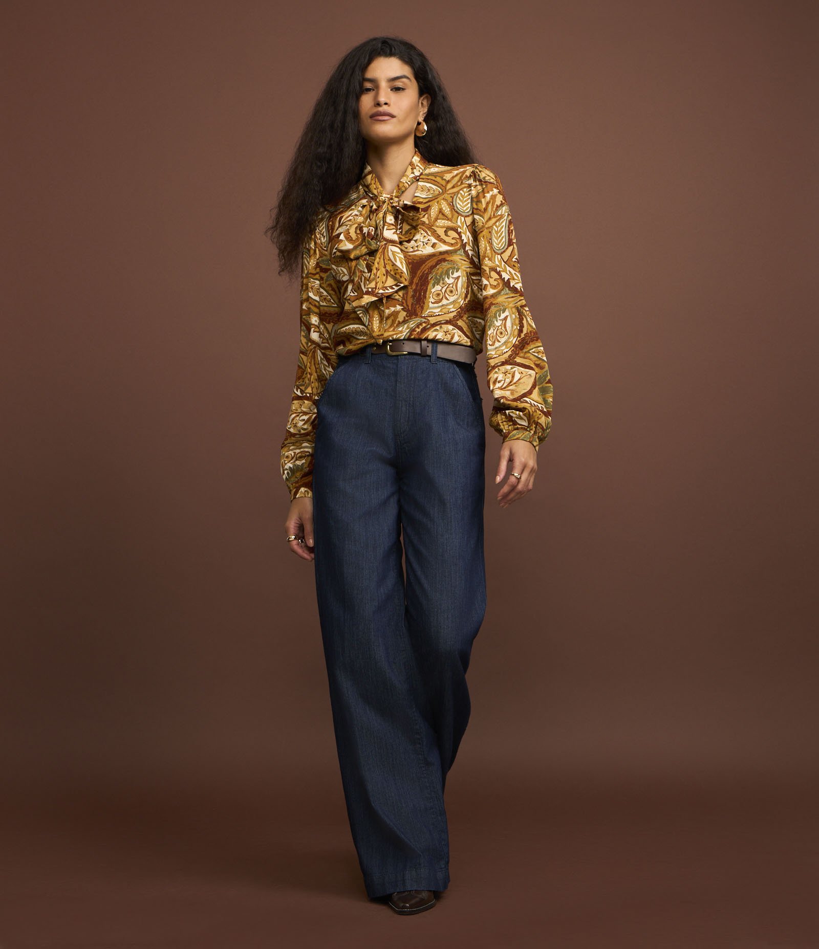 Blusa em Viscose com Gola Laço e Estampa Paisley Marrom 3