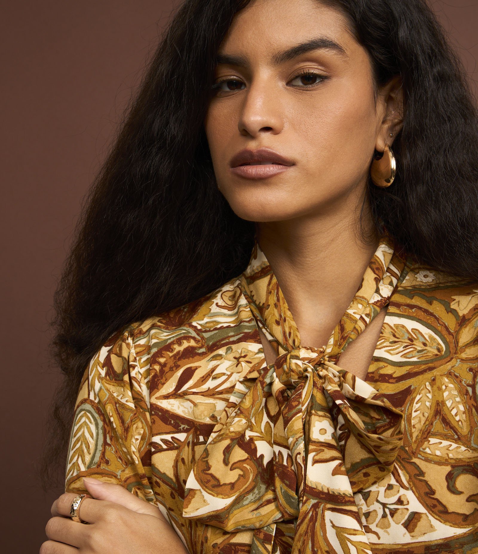 Blusa em Viscose com Gola Laço e Estampa Paisley Marrom 4