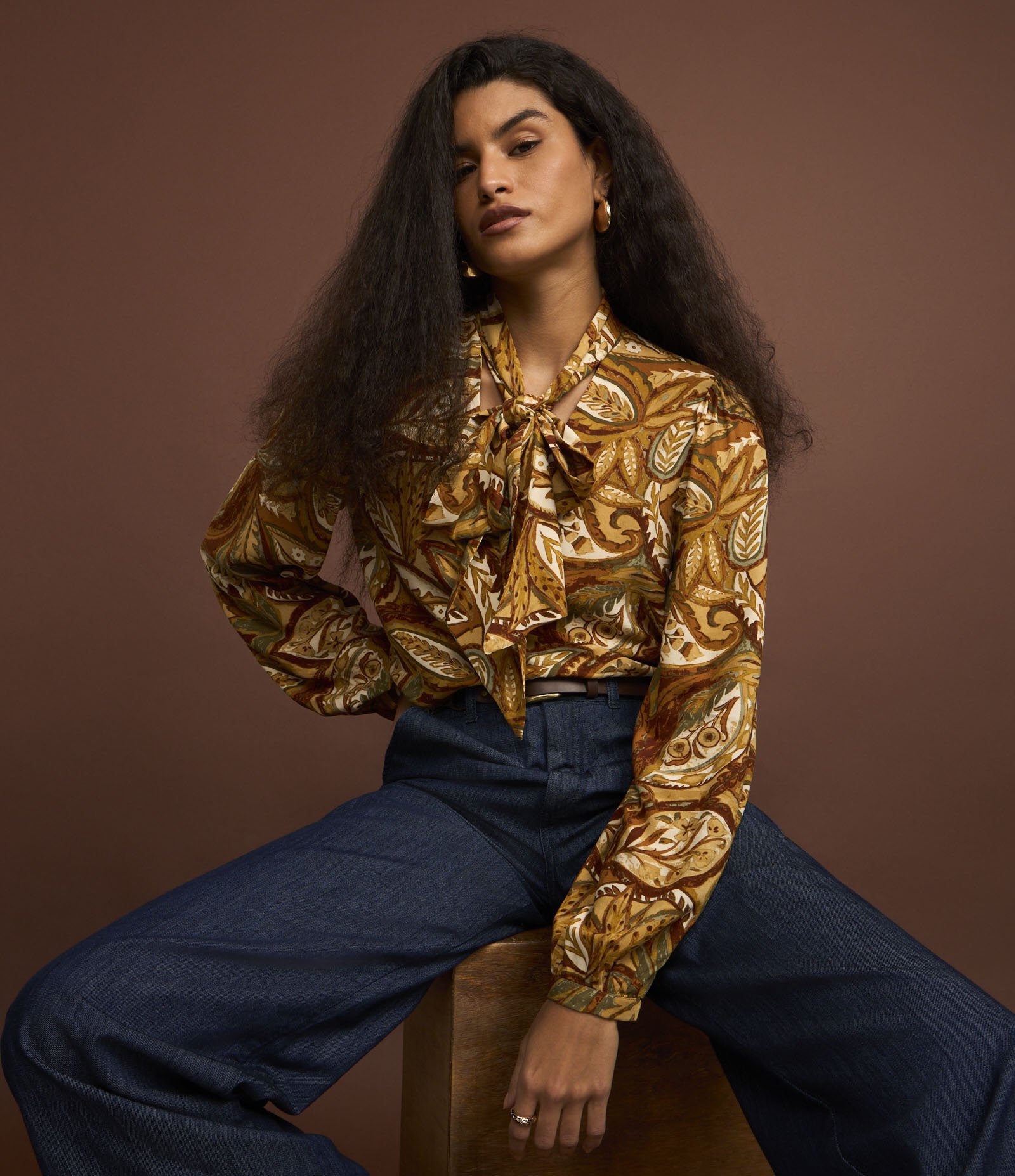 Blusa em Viscose com Gola Laço e Estampa Paisley Marrom 5