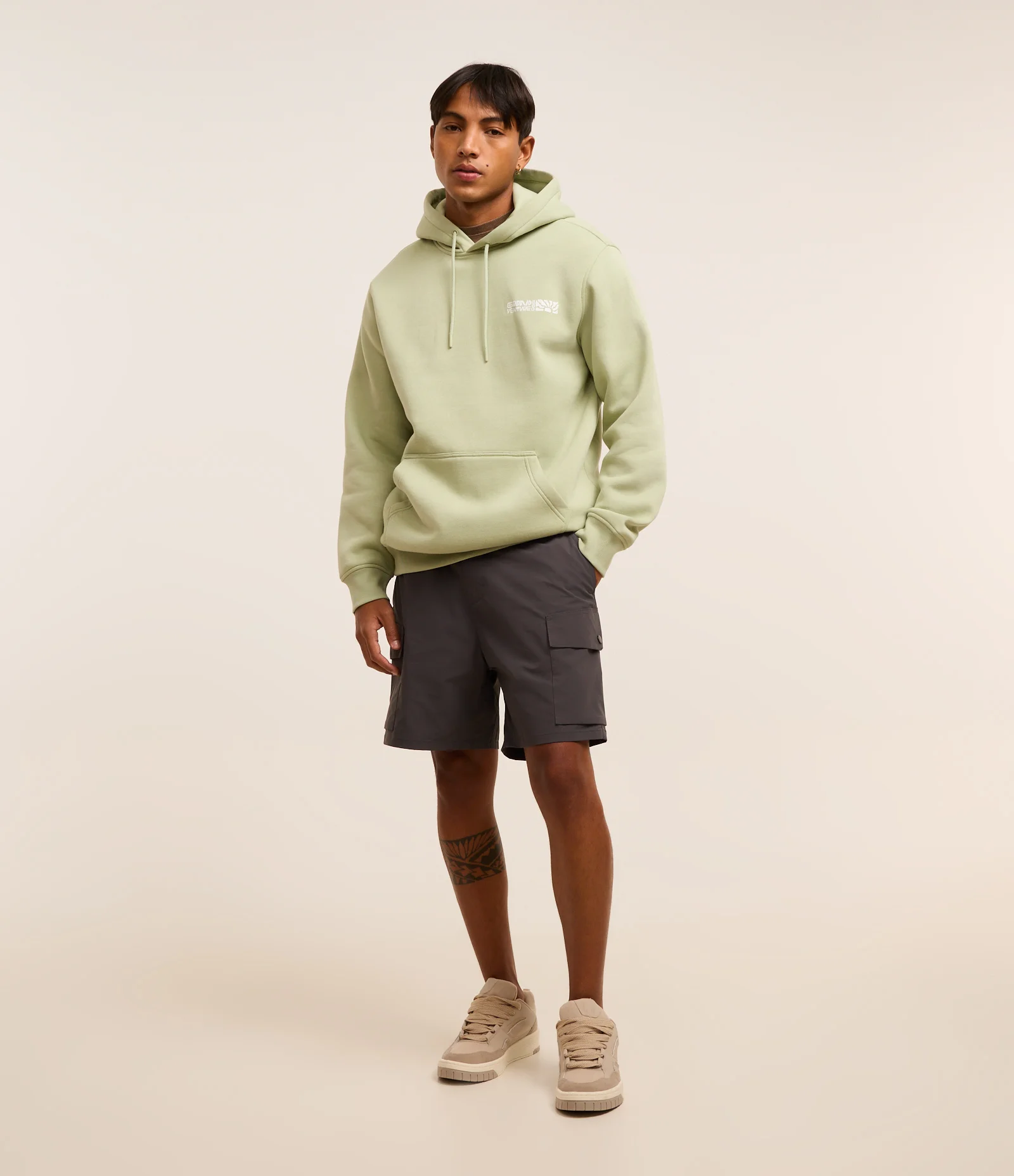 Bermuda Cargo com Cós Elástico e Bolsos Cinza 1