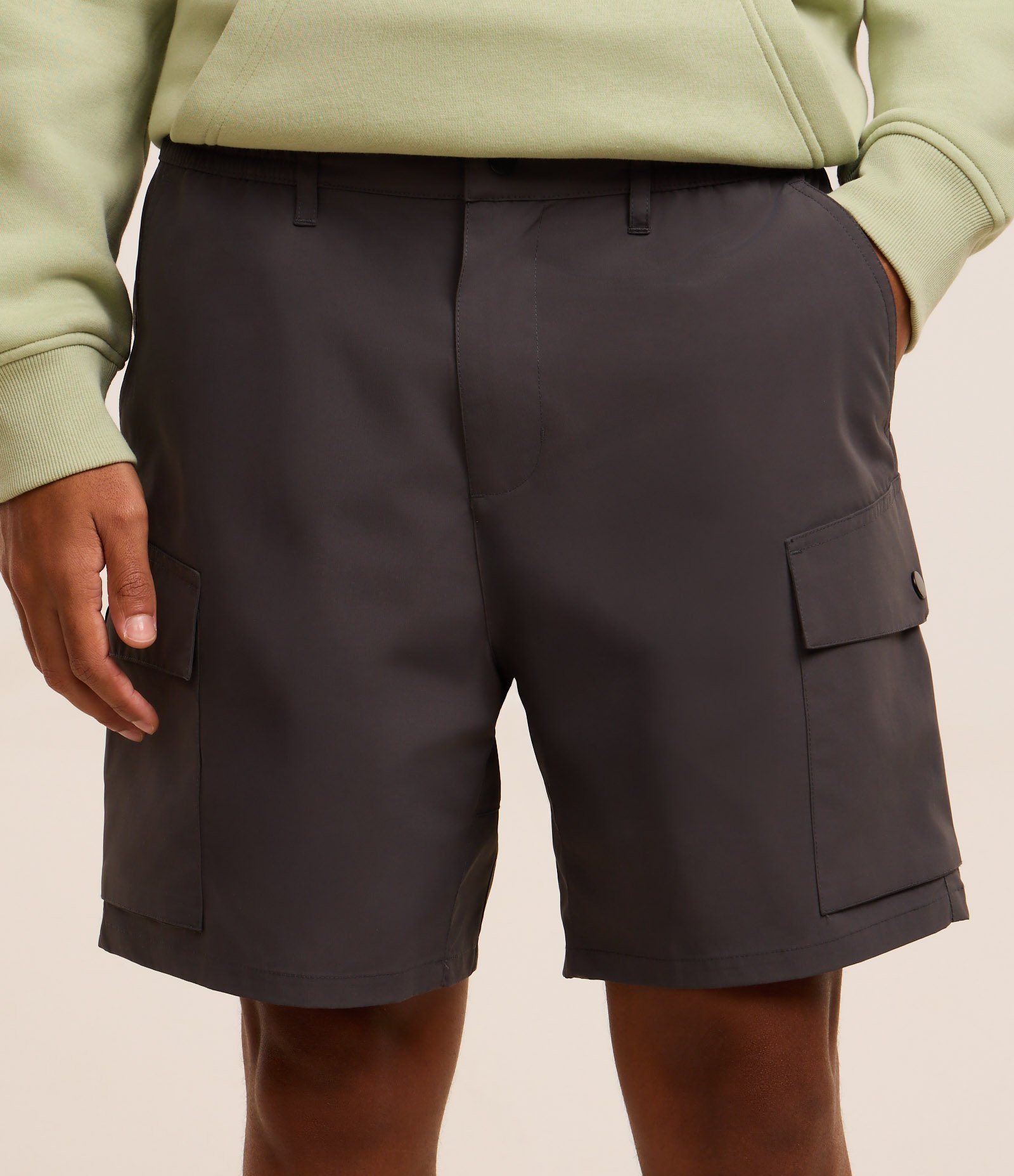 Bermuda Cargo com Cós Elástico e Bolsos Cinza 2