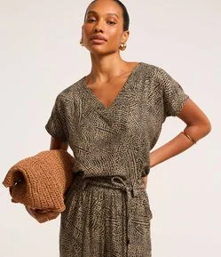 Blusa em Viscose Twill com com Gola V e Estampa Abstrata