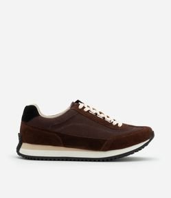 Tênis Jogging em Material Sintético com Detalhes Contrastantes