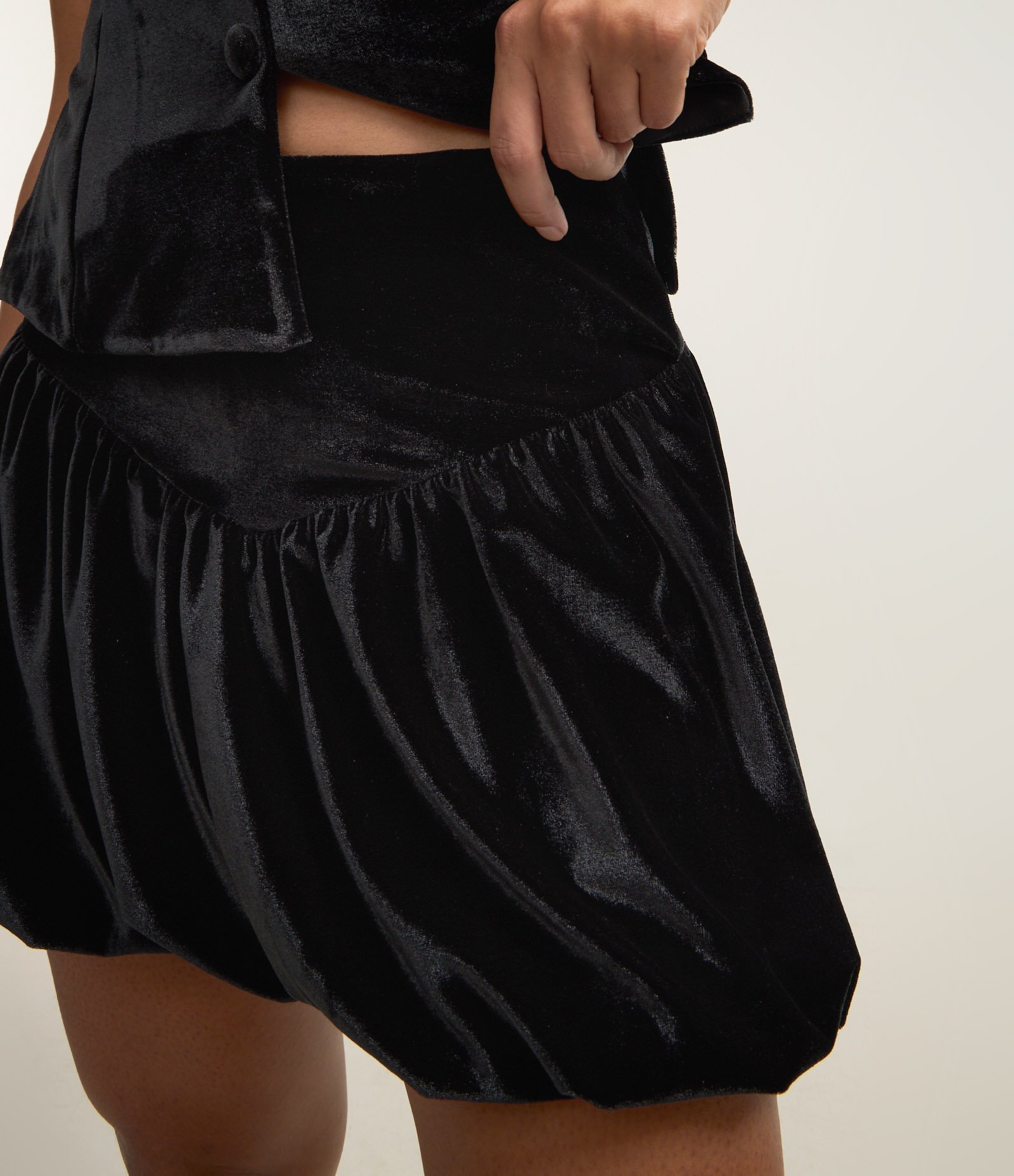 Short Saia Balonê em Veludo com Cós em V Preto 4