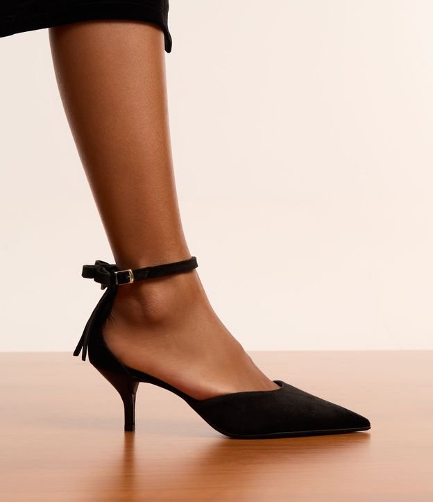 Sapato Scarpin com Bico Fino e Lacinho na Tira de Fechamento