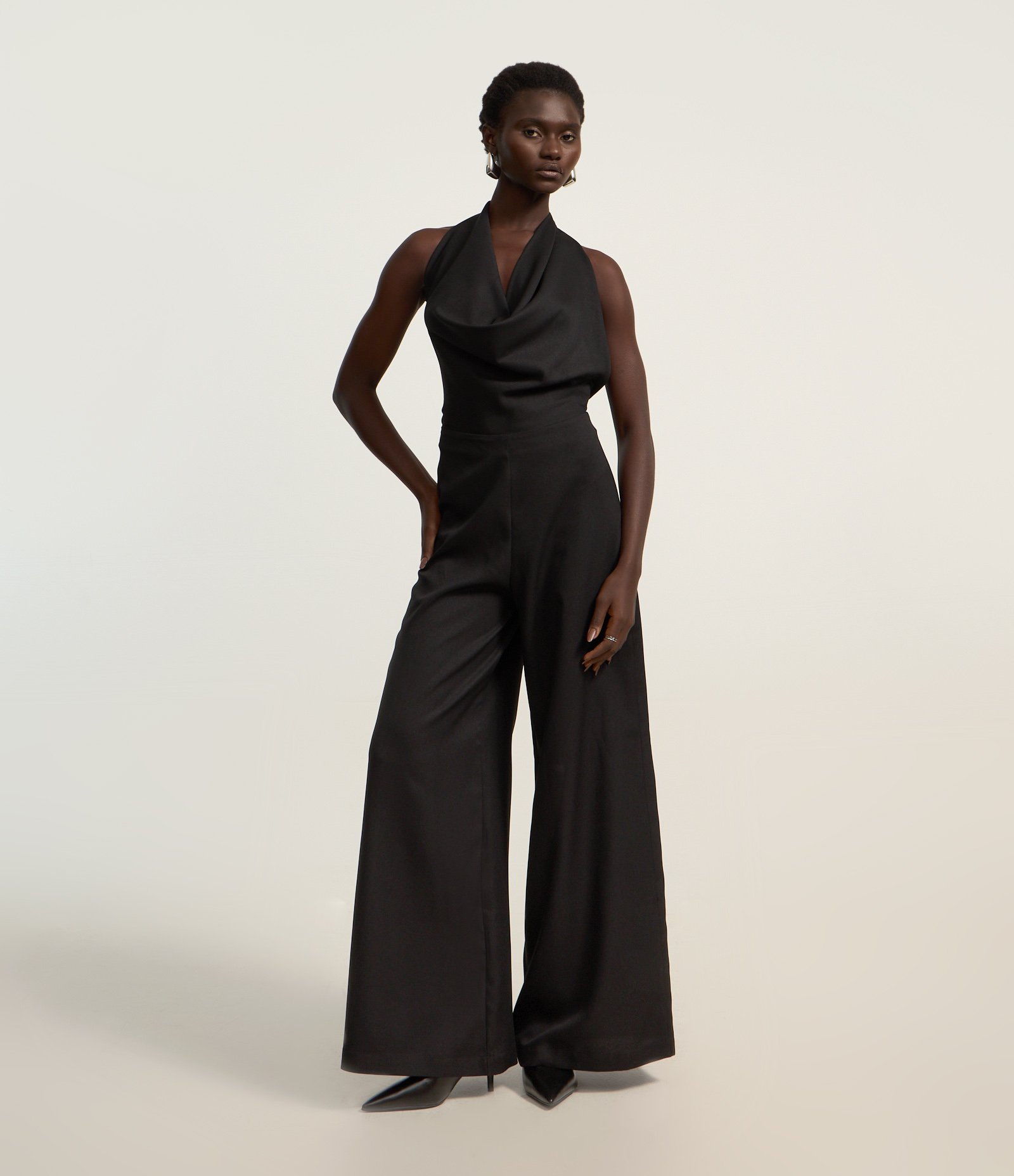 Macacão Pantalona em Crepe com Decote Degage Frente Única Preto 1