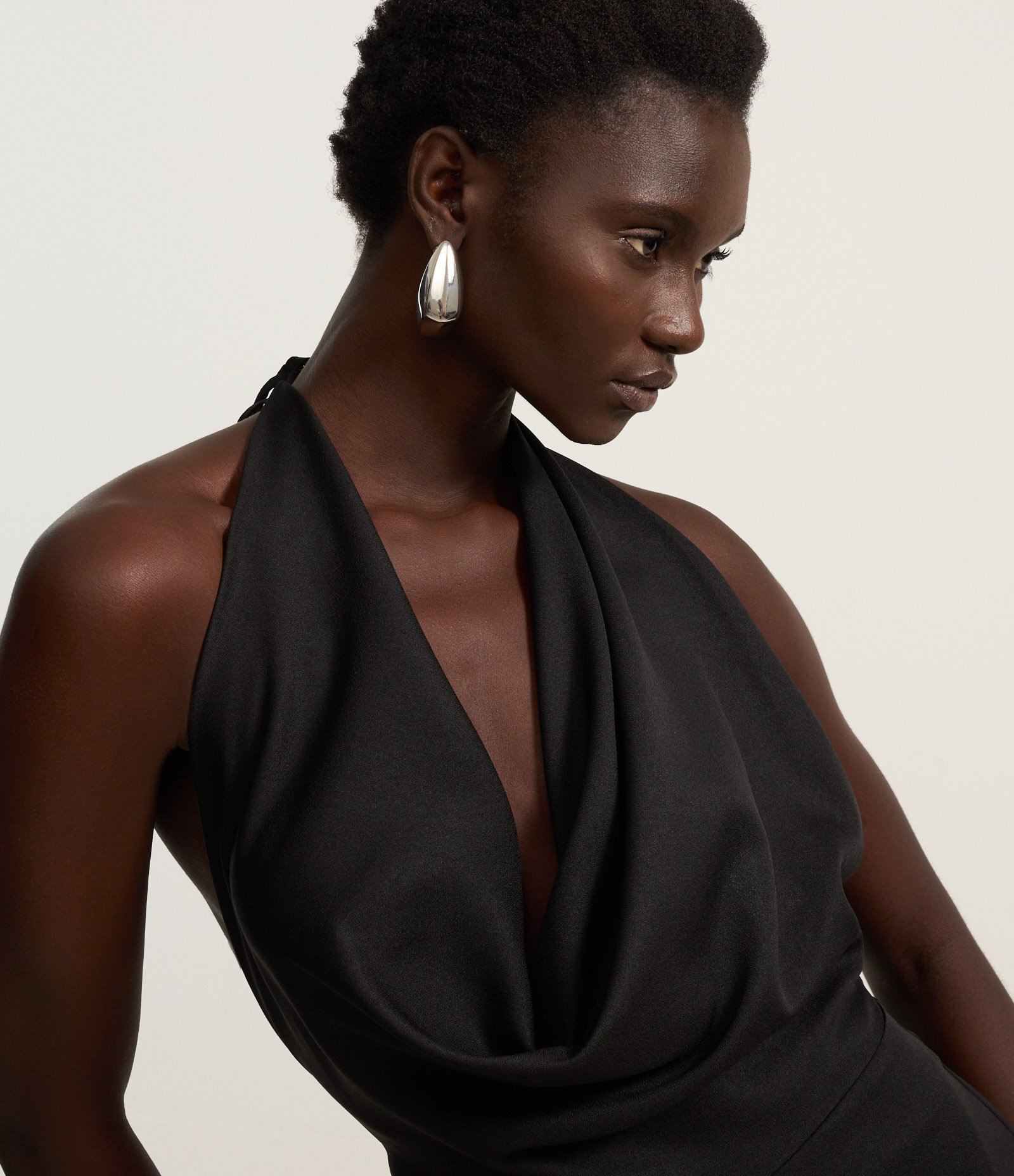 Macacão Pantalona em Crepe com Decote Degage Frente Única Preto 2