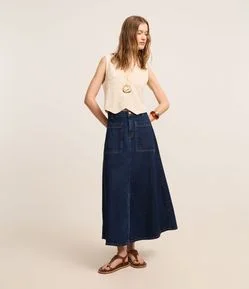 Saia Evasê Midi em Jeans com Fenda e Bolsos Frontais