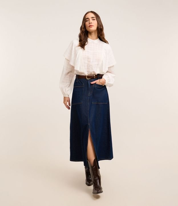 Saia Evasê Midi em Jeans com Fenda e Bolsos Frontais