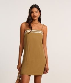 Vestido Curto em Crepe com Detalhe Ondulado no Busto