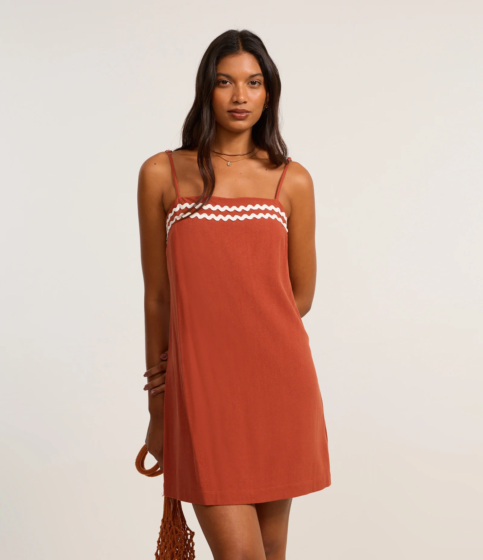 Vestido Curto em Crepe com Detalhe Ondulado no Busto Terracota 1