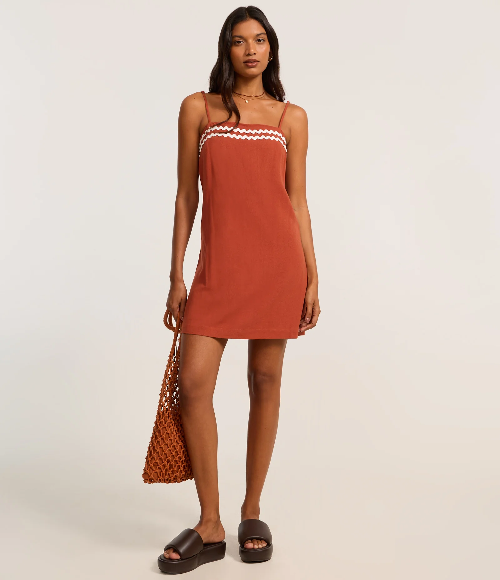 Vestido Curto em Crepe com Detalhe Ondulado no Busto Terracota 2