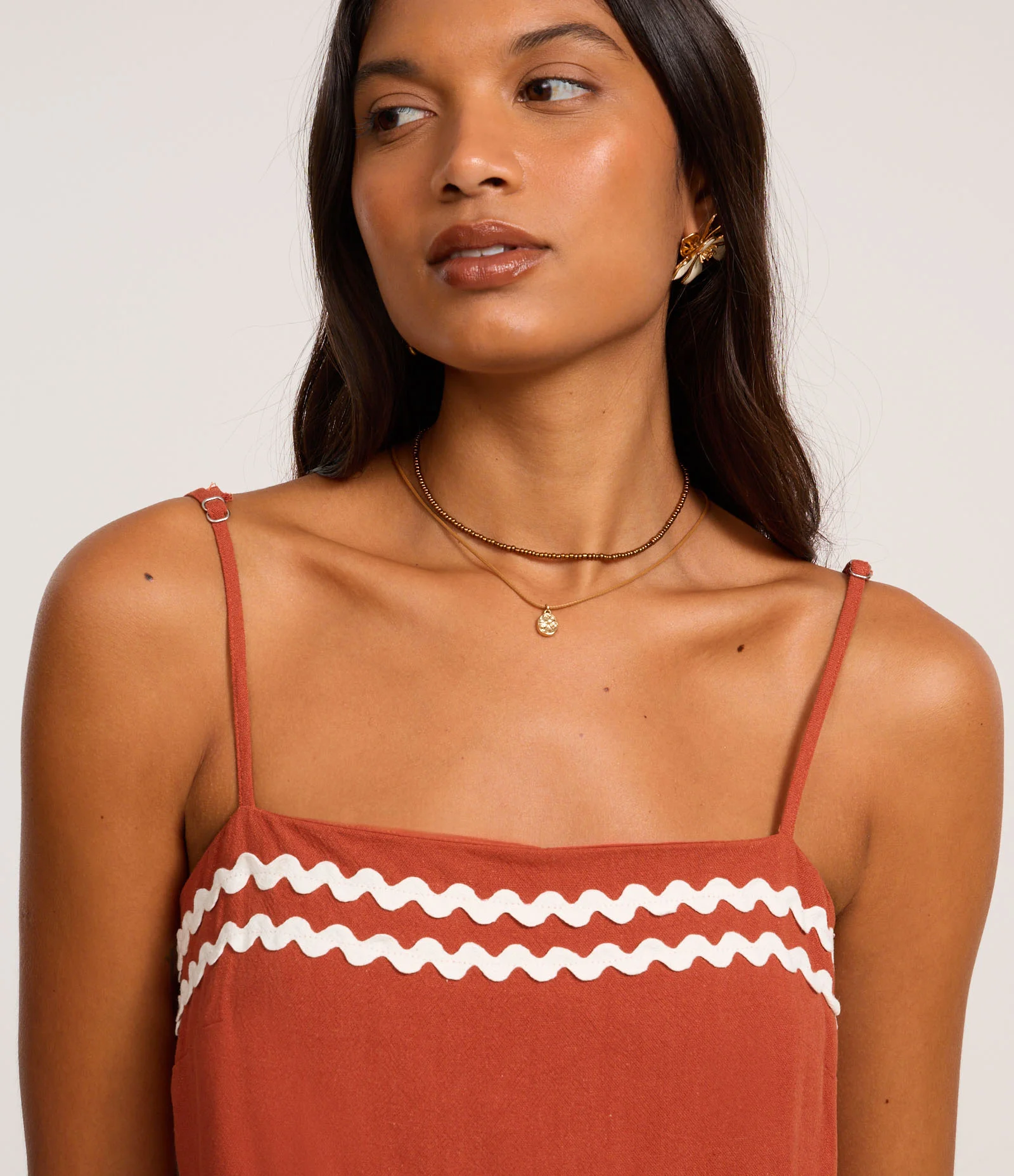 Vestido Curto em Crepe com Detalhe Ondulado no Busto Terracota 3