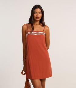 Vestido Curto em Crepe com Detalhe Ondulado no Busto