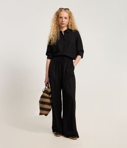 Calça Wide Leg em Viscose com Bolsos Aplicados