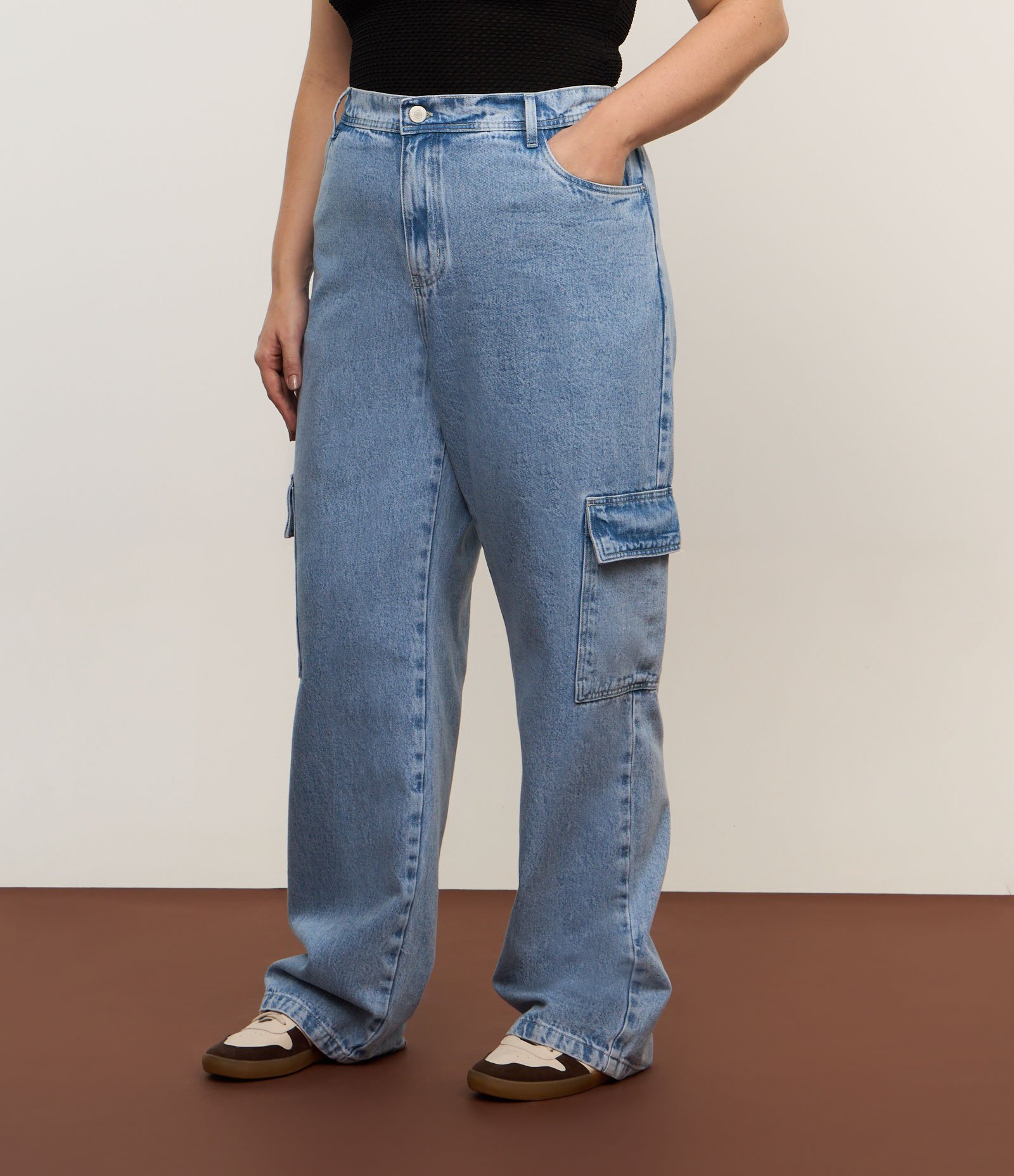 Calça Reta Jeans Marmorizado e Bolso Cargo Curve & Plus Size Azul 2