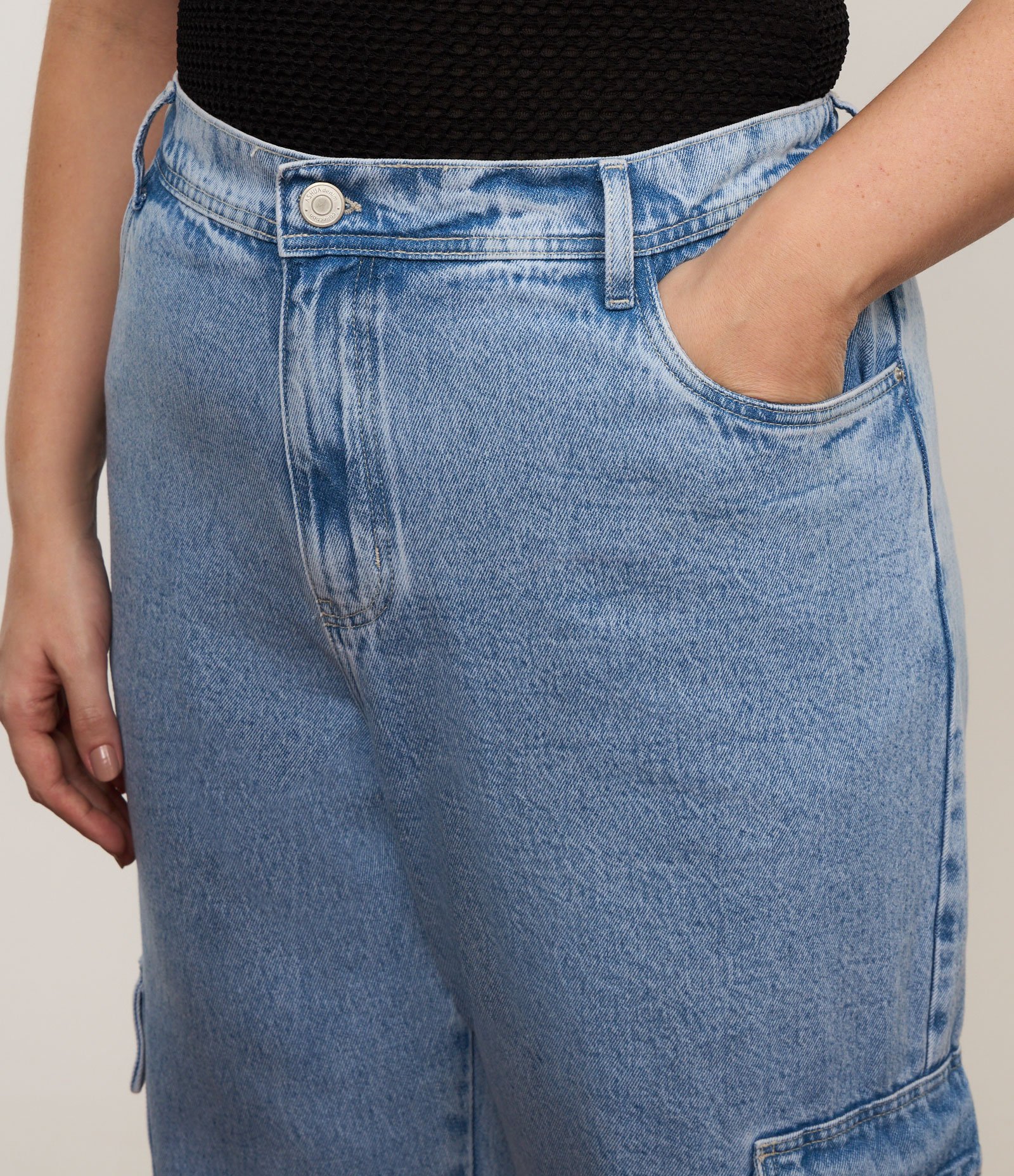 Calça Reta Jeans Marmorizado e Bolso Cargo Curve & Plus Size Azul 4