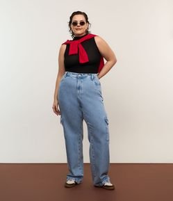 Calça Reta Jeans Marmorizado e Bolso Cargo Curve & Plus Size