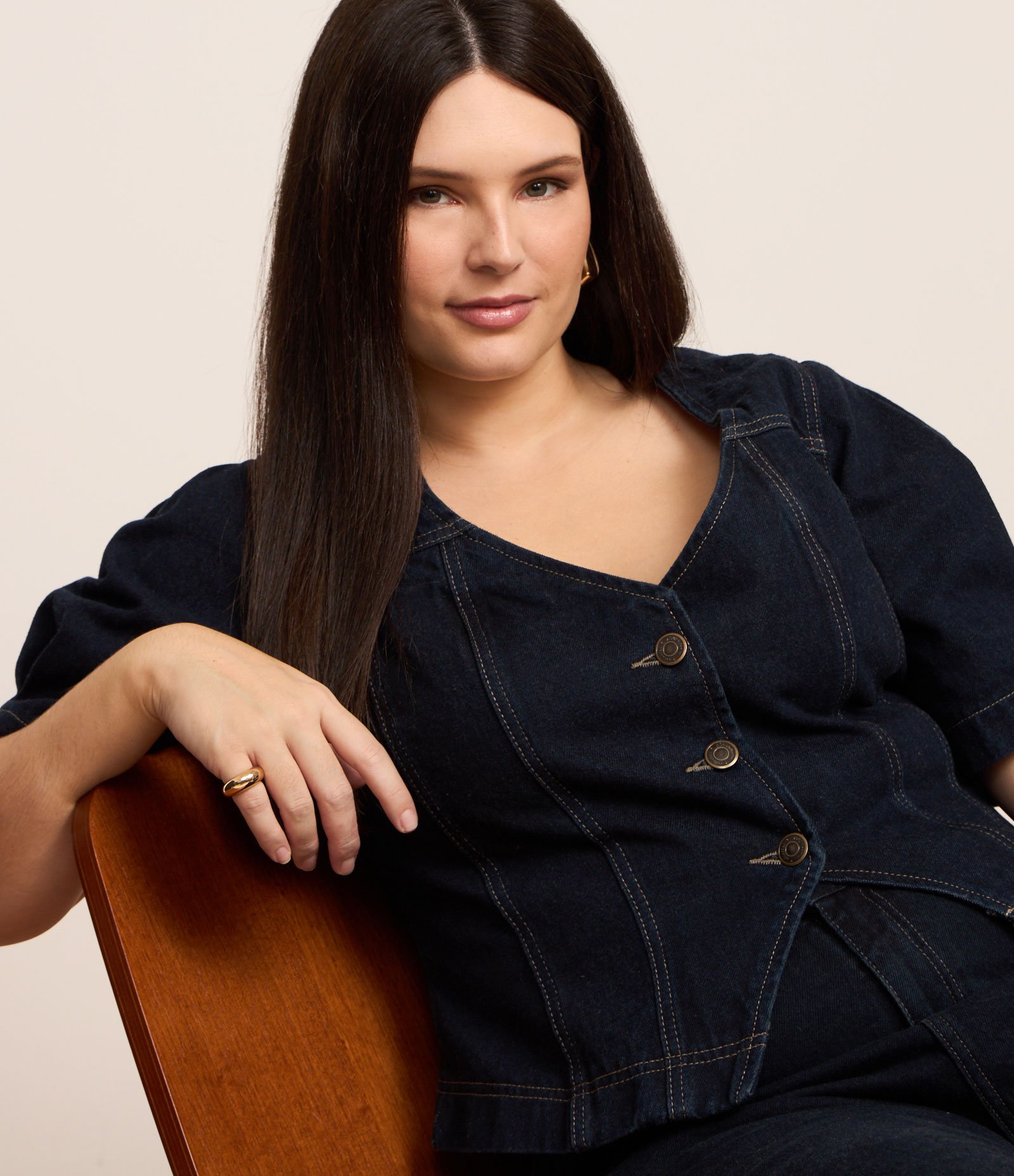 Camisa em Jeans Amaciado com Decote V Curve & Plus Size Azul 1