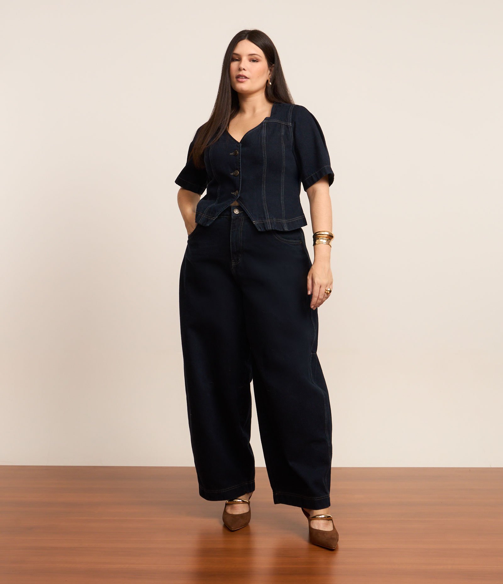 Camisa em Jeans Amaciado com Decote V Curve & Plus Size Azul 4