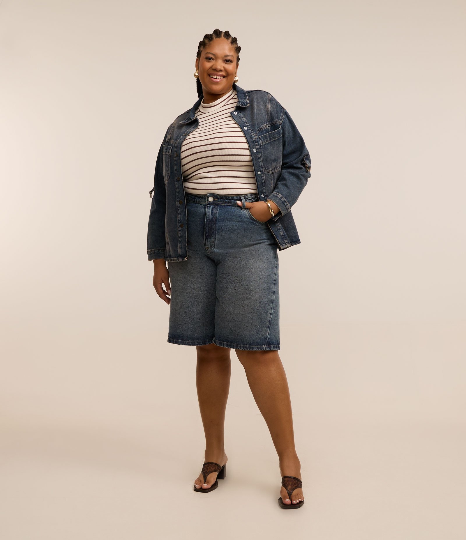 Bermuda Jorts Jeans Recortes Assimétricos Curve & Plus Size Azul 1